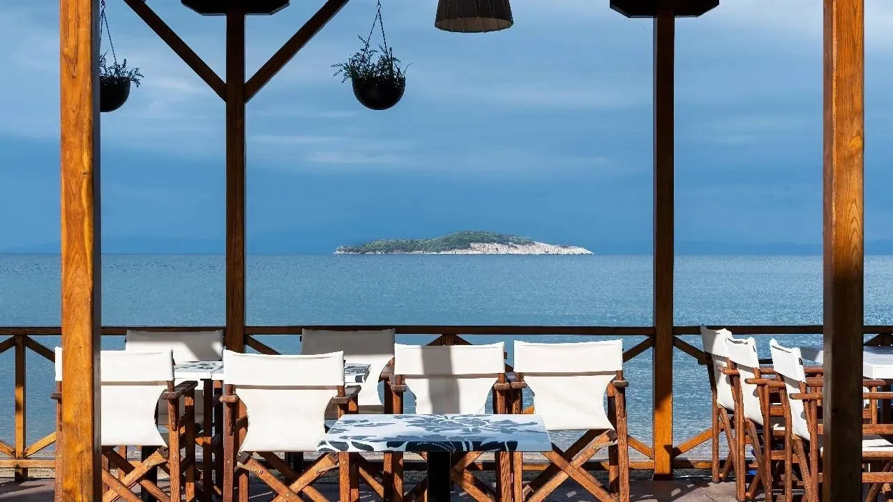 Tips On How To Find The Best Waterfront Greek Restaurants blog hero