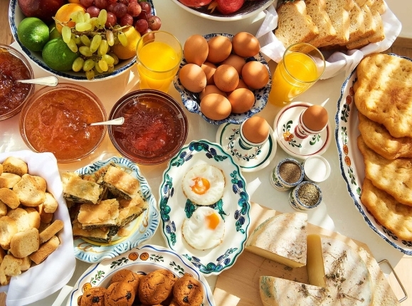 Linen, Sunglasses, and Spanakopita: Dress the Part for a Greek Brunch on the Bay homepage